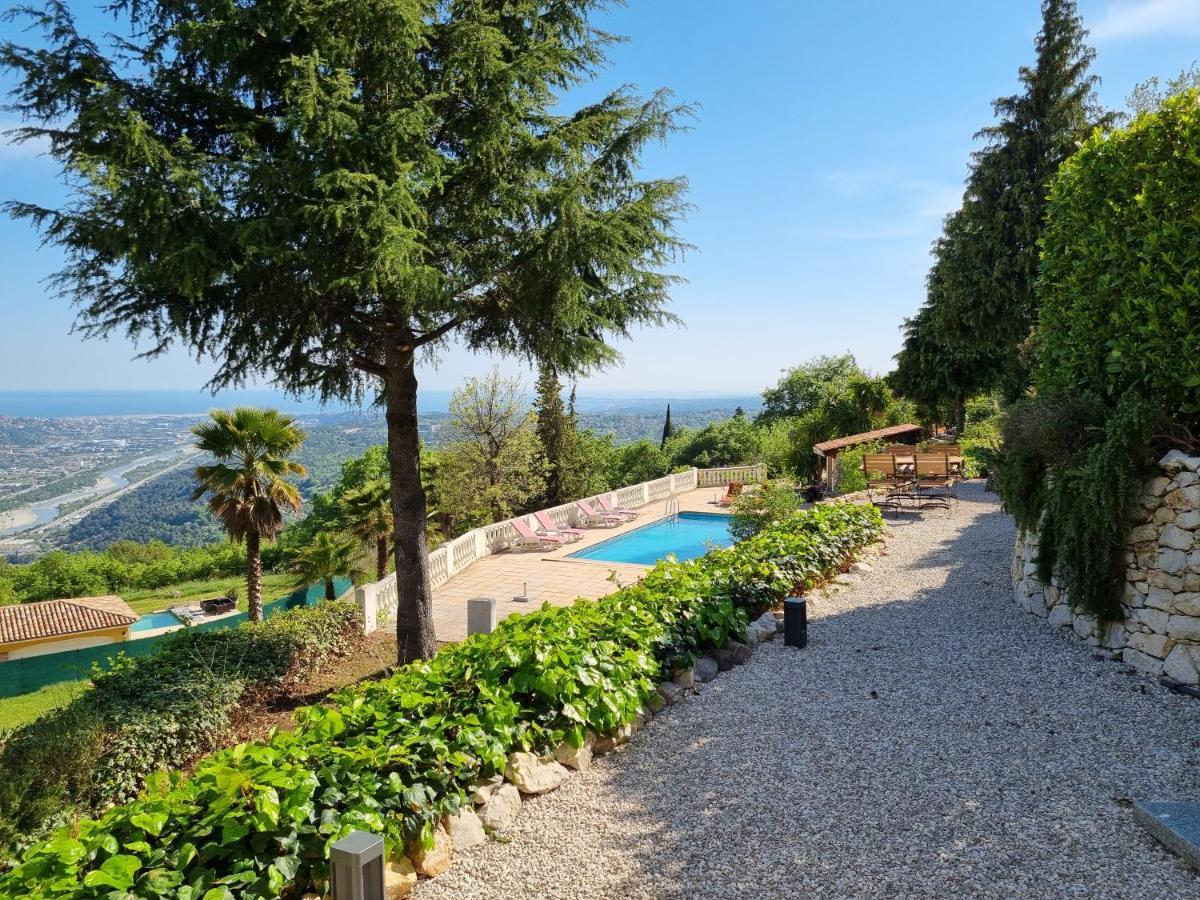 Le Domaine De *