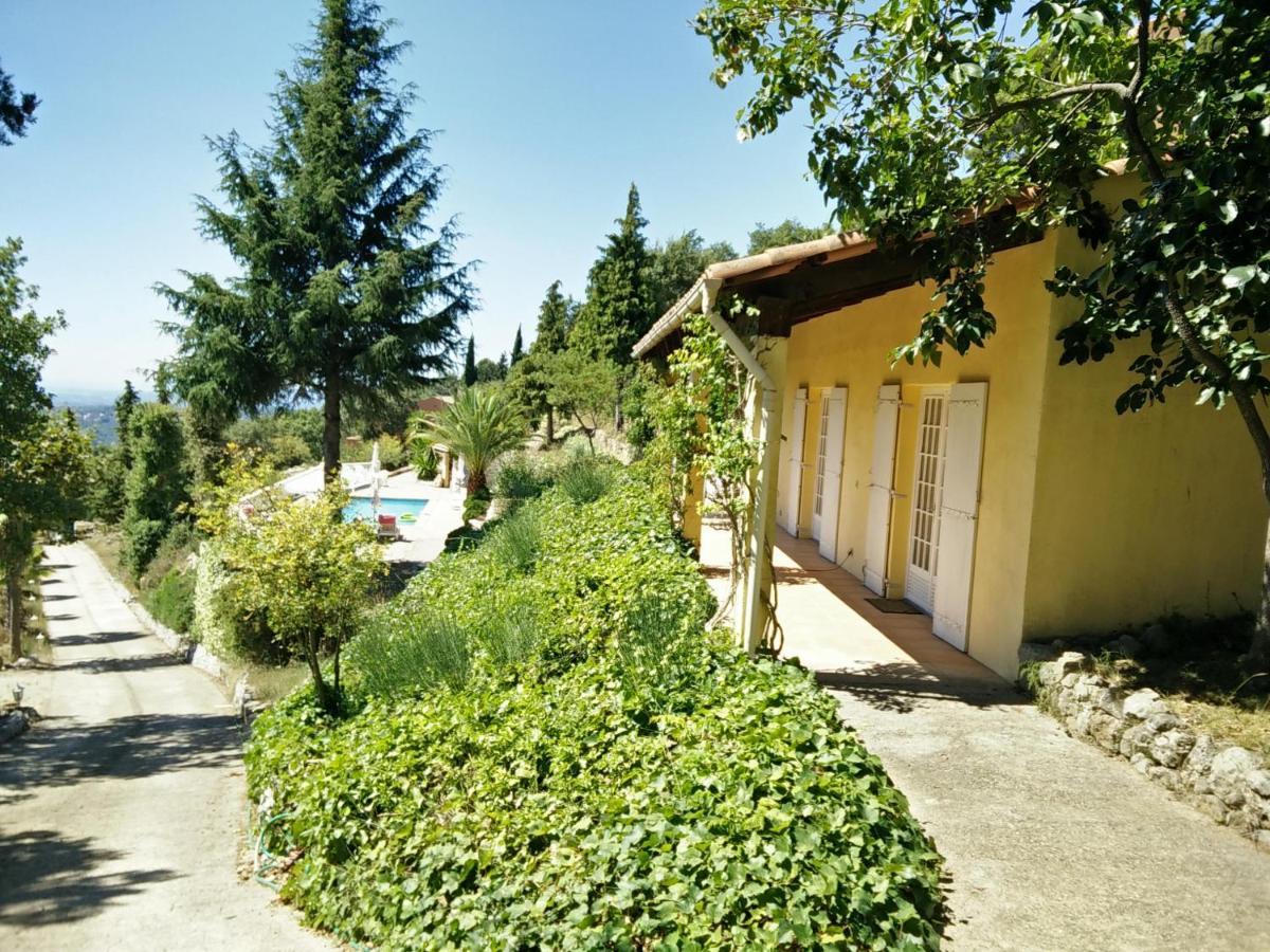 Le Domaine De *